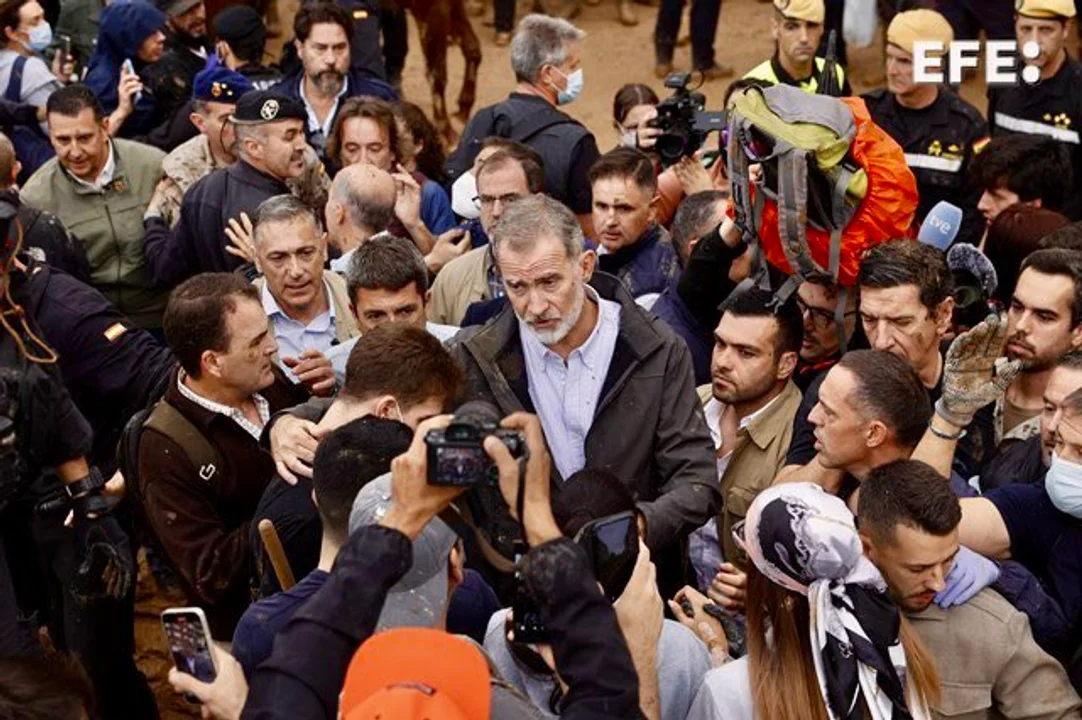 DANA habitantes de un Municipio de Valencia le tiraron barro a los